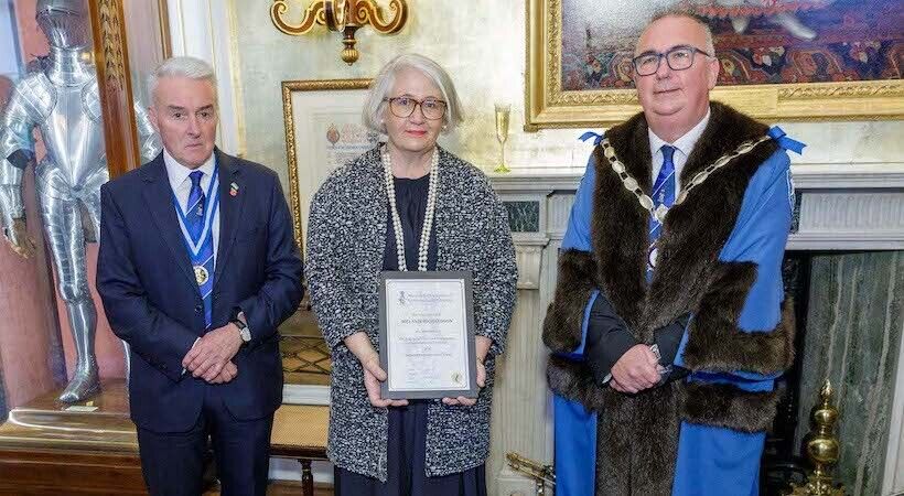 Melanie Richardson, C.Env.Cln, Head of Business Responsibility & Cleaning at Vinci Facilities, receives her award.